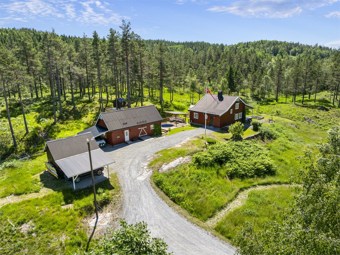 Eiendommen ligger landlig og fredelig til i enden av en privat vei.