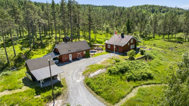 Eiendommen ligger landlig og fredelig til i enden av en privat vei.