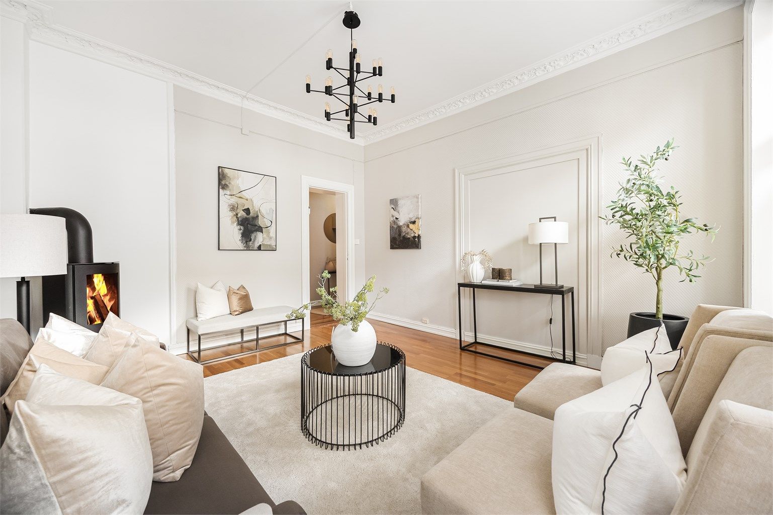 En lys, klassisk og gjennomgående selveier med stort potensiale beliggende flott til på Briskeby i ærverdig og påkostet bygård fra 1890! Foto: Marit Andersen.