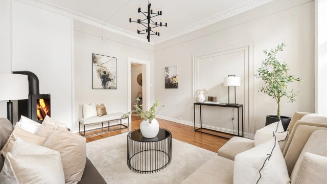 En lys, klassisk og gjennomgående selveier med stort potensiale beliggende flott til på Briskeby i ærverdig og påkostet bygård fra 1890! Foto: Marit Andersen.