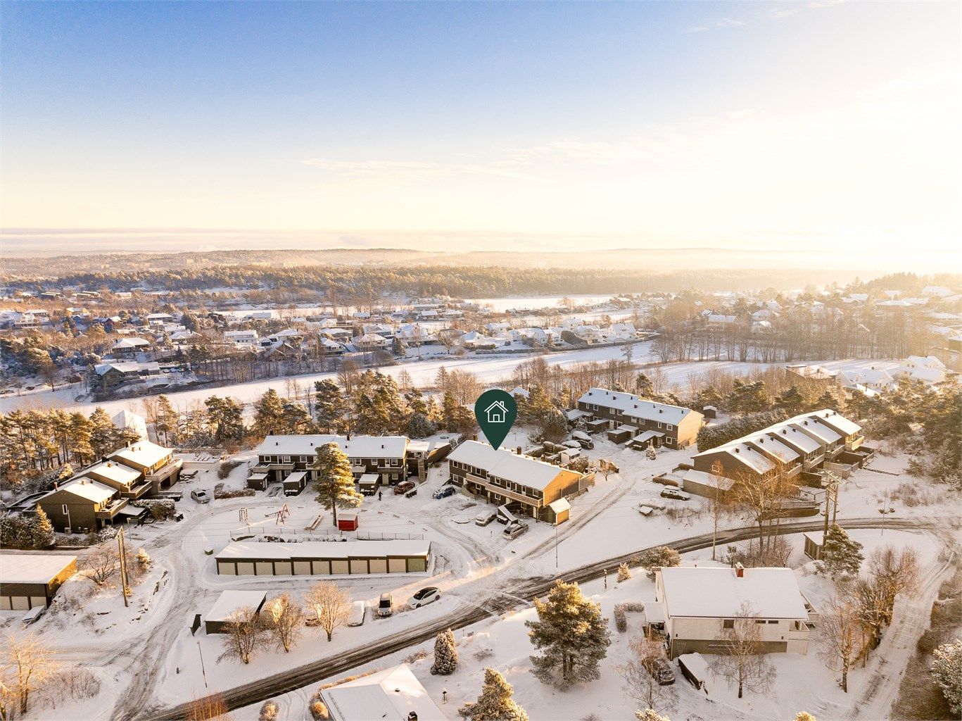 Velkommen til Rødfaret 25! Boligen presenteres av Kenneth Graarud Olsen i Krogsveen. Fotograf; Kristoffer Kristiansen.