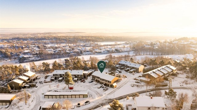 Velkommen til Rødfaret 25! Boligen presenteres av Kenneth Graarud Olsen i Krogsveen. Fotograf; Kristoffer Kristiansen.