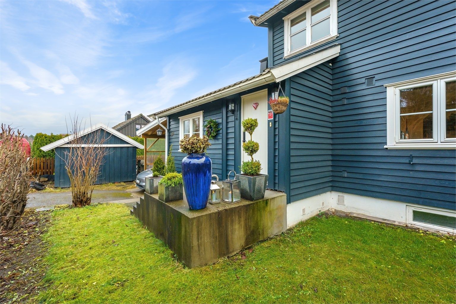 Boligen har en sentral og attraktiv beliggenhet med gangavstand til det meste.