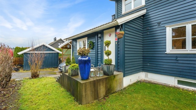 Boligen har en sentral og attraktiv beliggenhet med gangavstand til det meste.