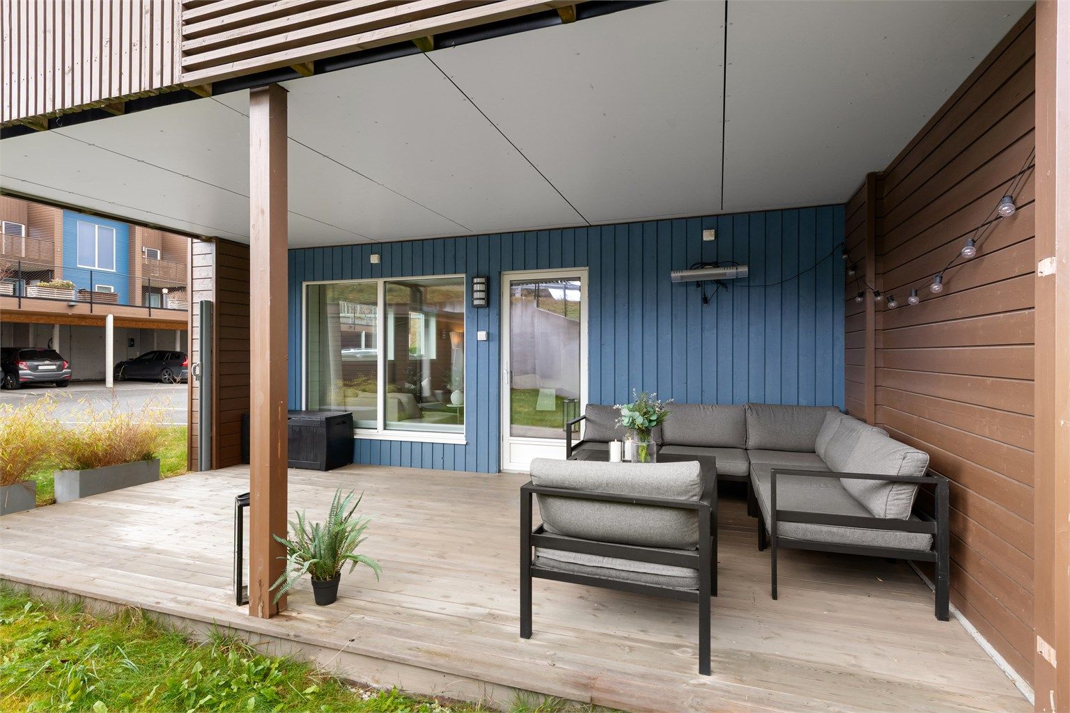 Overbygget markterrasse med lett tilkomst til hage - en lun og koselig uteplass