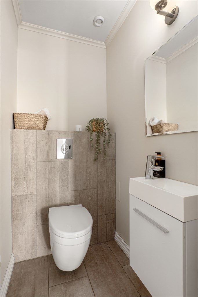 Moderne flislagt toalettrom i 1.etasje