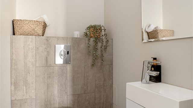 Moderne flislagt toalettrom i 1.etasje