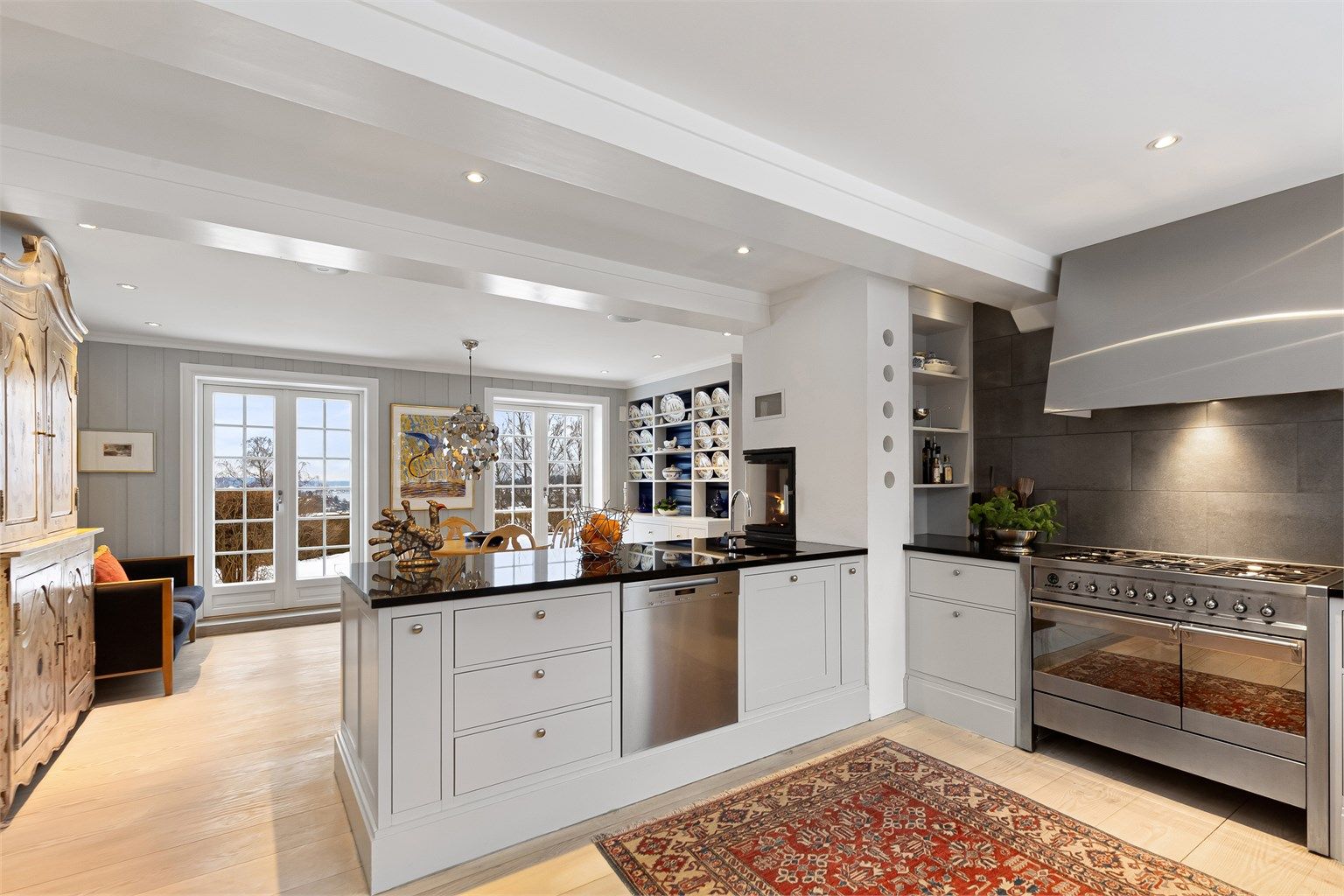 Kjøkkenet er av god størrelse, og har også plass for spisebord eller annen møblering