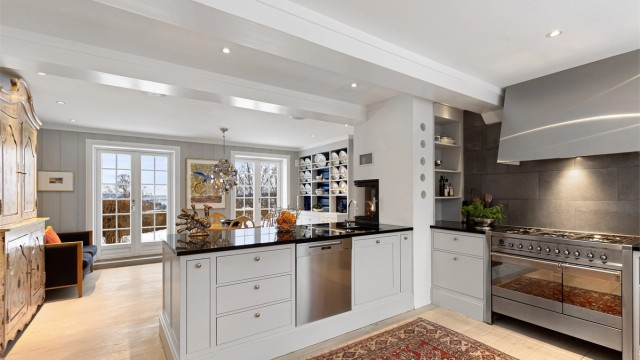 Kjøkkenet er av god størrelse, og har også plass for spisebord eller annen møblering