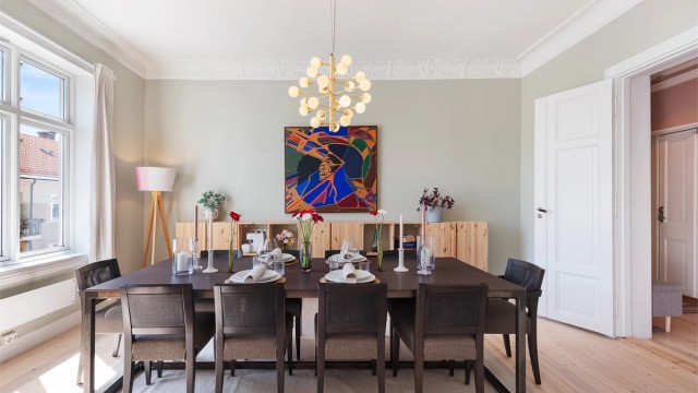 Denne stuen passer ypperlig som spisestue og her har du plass til å innrede med en stor spisegruppe.