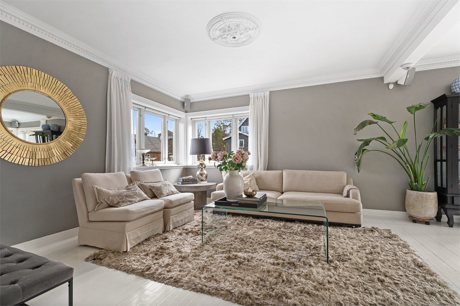 Romslig stue med tidløs fargevalg