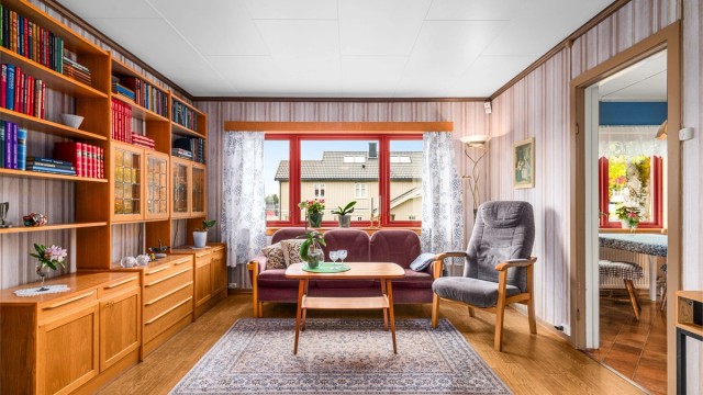 Fra stuen er det åpen tilknytning til kjøkkenet, noe som skaper en sosial planløsning.