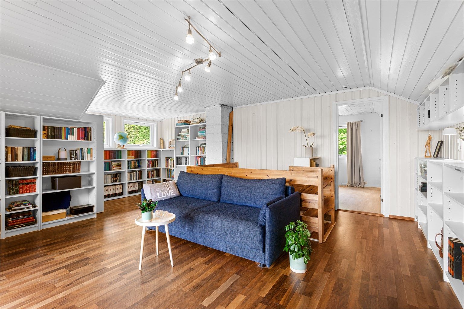 Et lyst og allsidig rom med plassbygde bokhyller, perfekt som en ekstra stue eller bibliotek. Rommet er ikke bruksendret/omsøkt.