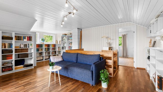 Et lyst og allsidig rom med plassbygde bokhyller, perfekt som en ekstra stue eller bibliotek. Rommet er ikke bruksendret/omsøkt.