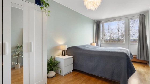 Romslig hovedsoverom med utgang til balkong