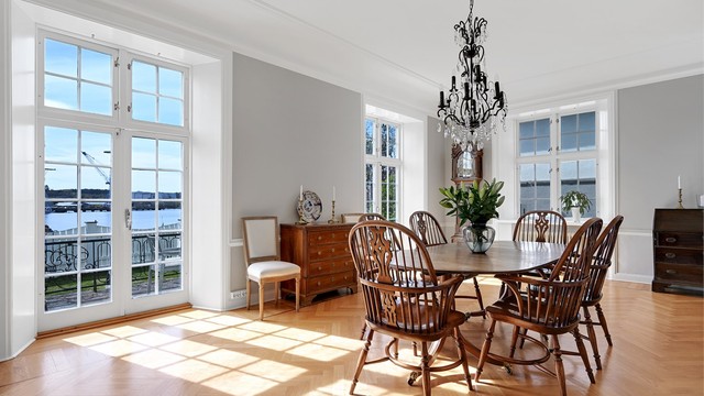 Spisestuen har direkte utgang til den store terrassen mot øst.