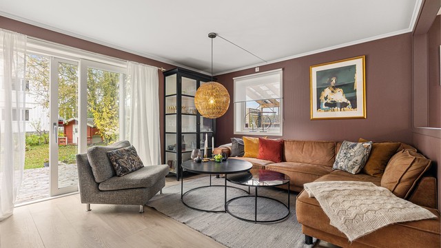 Stuen har skyvedør i tre med direkte utgang til markterrassen.