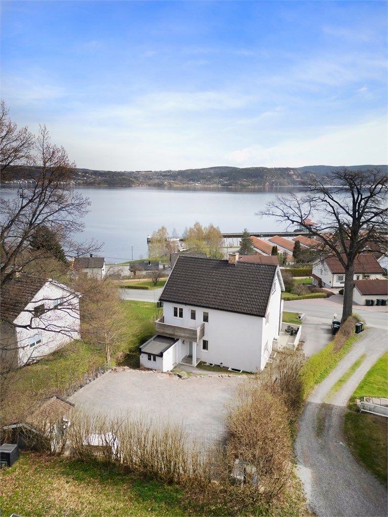 Det er under 1 km til populær barneskole med tilhørende idrettsanlegg, flere barnehager og to dagligvarebutikker samt post-i-butikk.