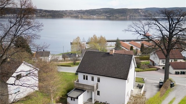 Det er under 1 km til populær barneskole med tilhørende idrettsanlegg, flere barnehager og to dagligvarebutikker samt post-i-butikk.