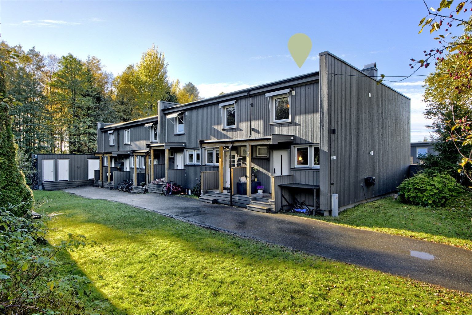 Fasade ved inngangsparti - boligen ligger på en ende med mulighet for å gå "rundt" boligen - utvendig bod ved "enden" av husrekken