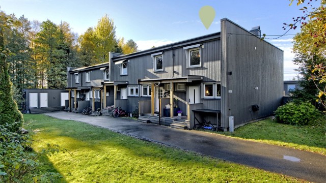 Fasade ved inngangsparti - boligen ligger på en ende med mulighet for å gå "rundt" boligen - utvendig bod ved "enden" av husrekken