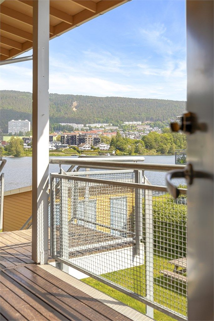 Leiligheten har et eget utvendig inngangsparti i 2. etasje.