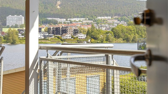 Leiligheten har et eget utvendig inngangsparti i 2. etasje.
