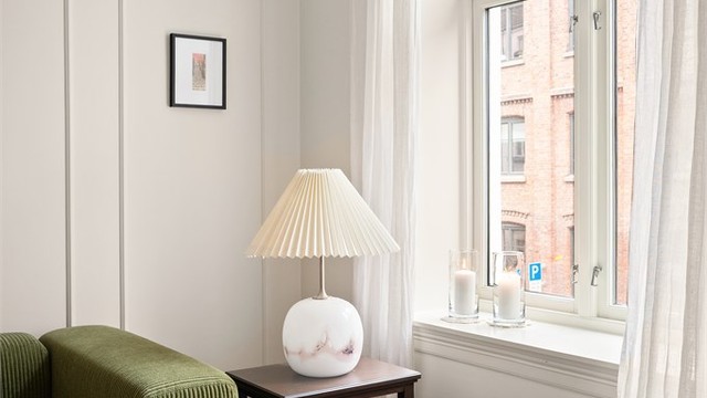 Leiligheten ligger i en rolig sidegate.