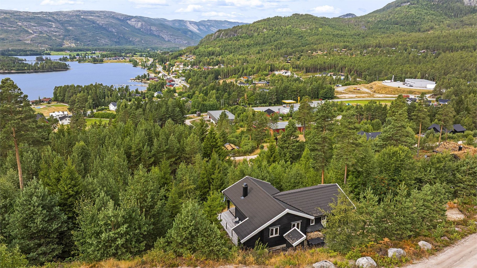 Eiendommen ligger i et etablert hyttefelt i Vrådal.