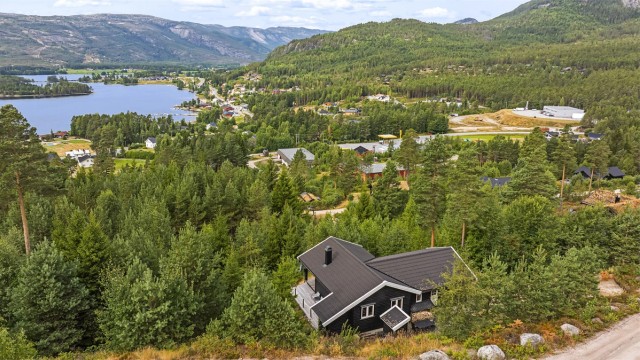 Eiendommen ligger i et etablert hyttefelt i Vrådal.