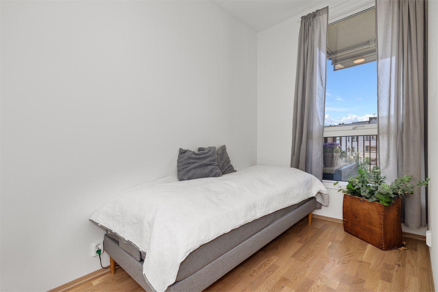 Soverommet har plass til seng og garderobeskap, og har et vindu som vender ut mot balkongen.
