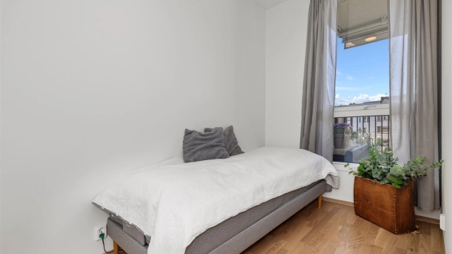 Soverommet har plass til seng og garderobeskap, og har et vindu som vender ut mot balkongen.