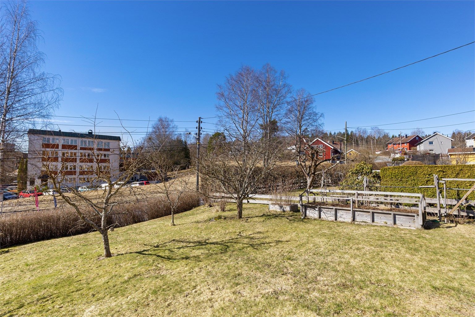 Hagen har trær og busker som gir ekstra skjerming og idyll utover vår og sommer