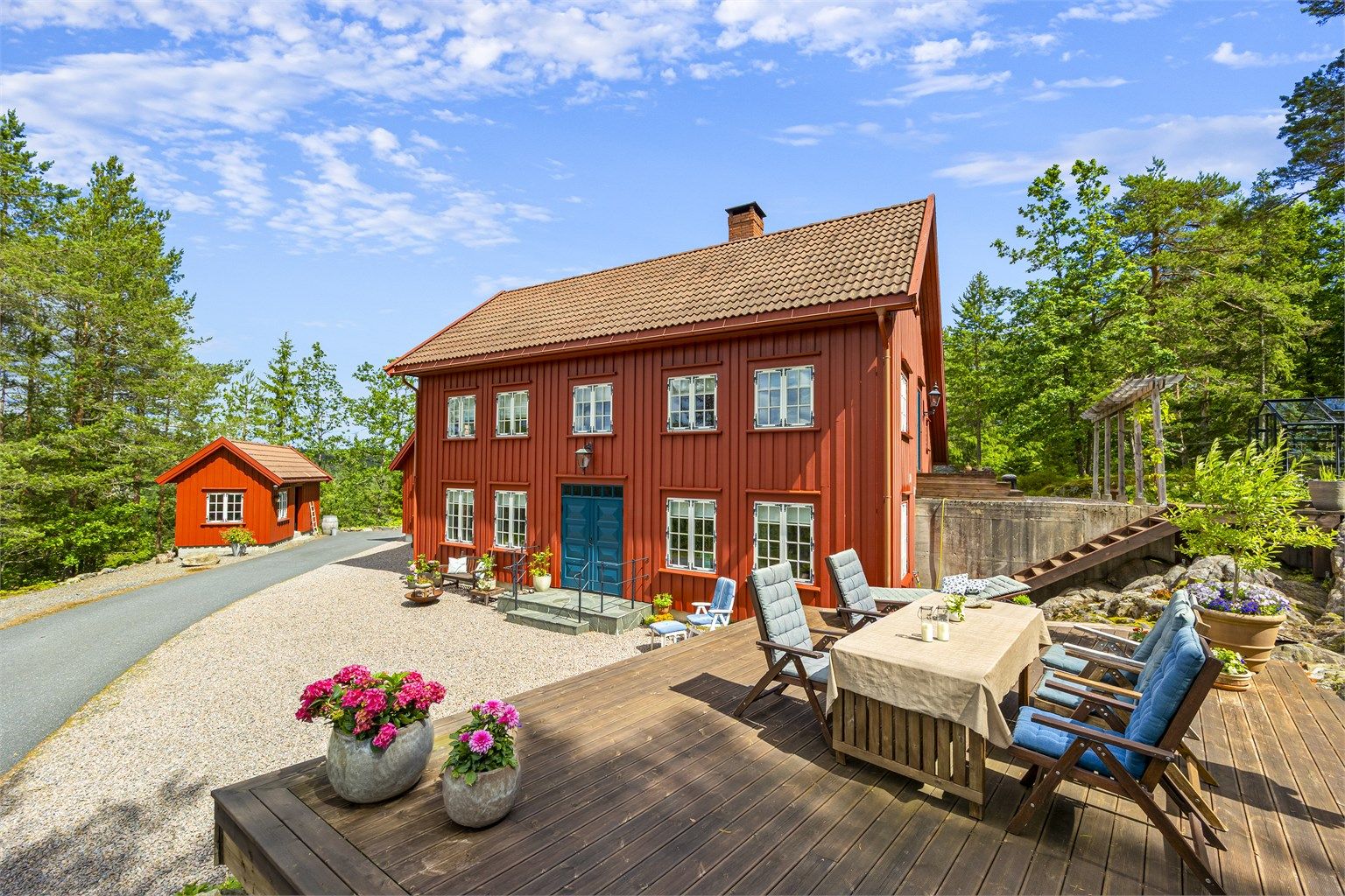 Eiendommen har både hage og gårdstun med innbydende tomt.
Foto: Hallvard Rimereit