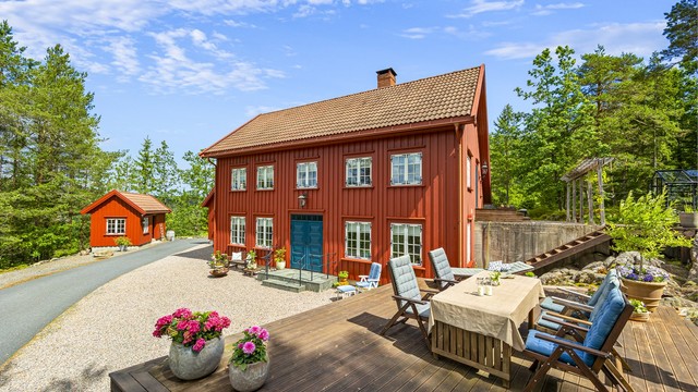 Eiendommen har både hage og gårdstun med innbydende tomt.
Foto: Hallvard Rimereit