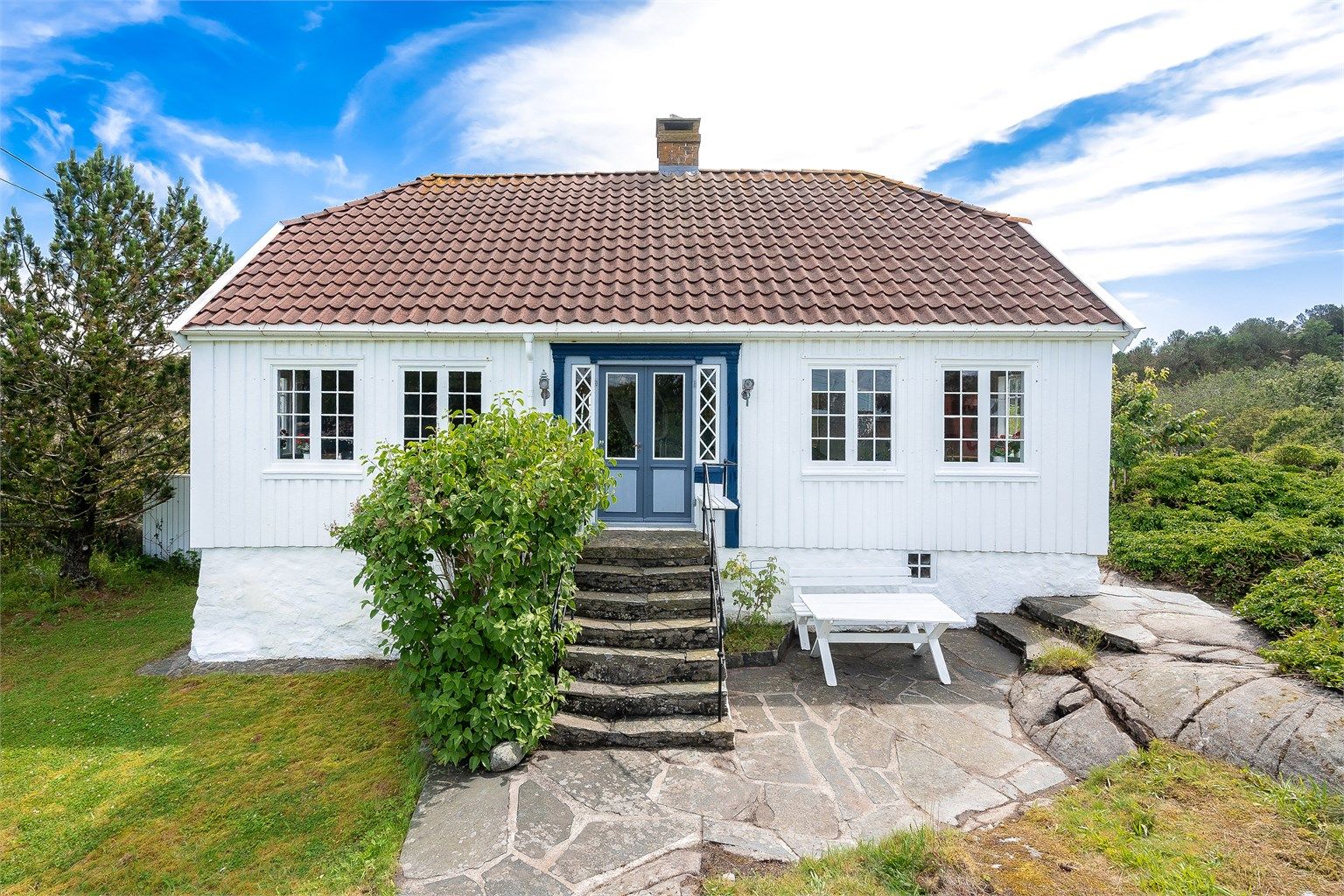 Her får du sørlandsidyllen på en svært usjenert tomt med nydelig sjøutsikt. Eiendommen har blitt godt vedlikeholdt igjennom årene- både utvendig og innvendig. 