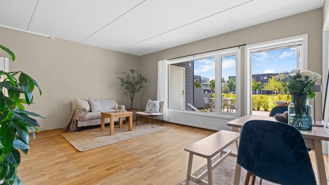 Stue - god plass til sofaløsning og spisebord - utgang til solrik uteplass