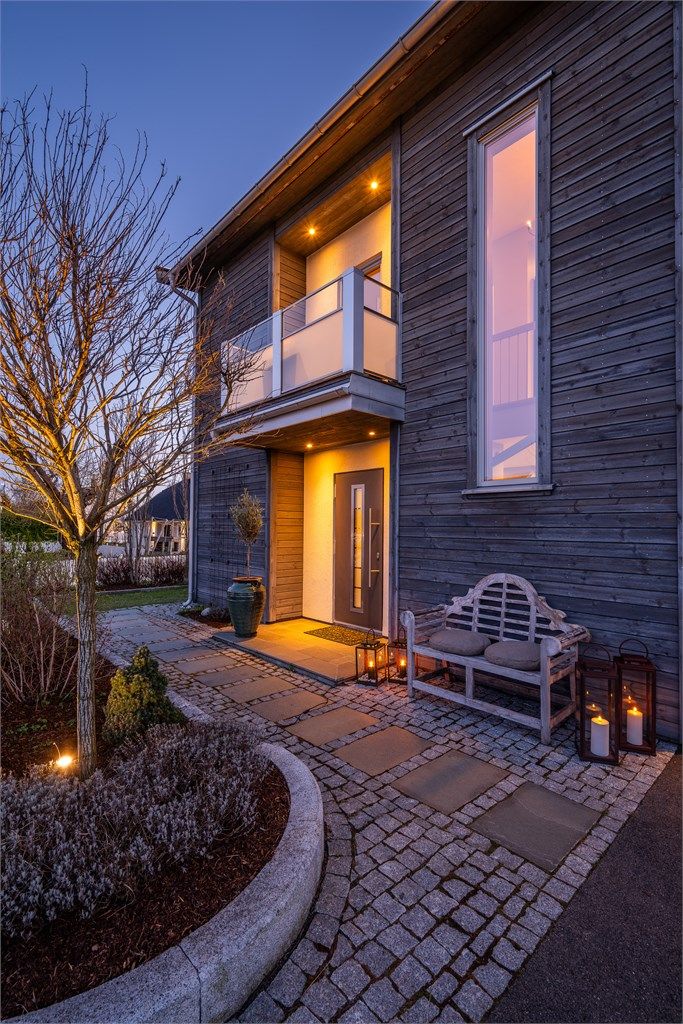 Overbygget inngangsparti med downlights.