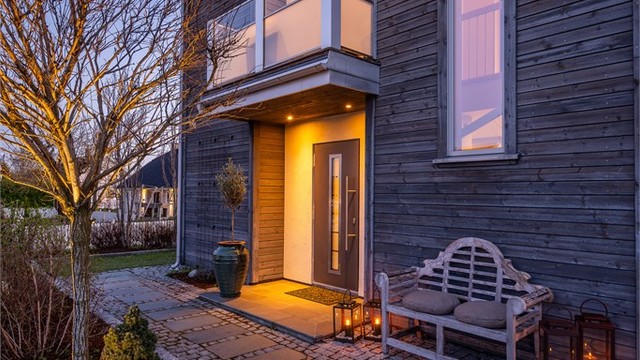 Overbygget inngangsparti med downlights.