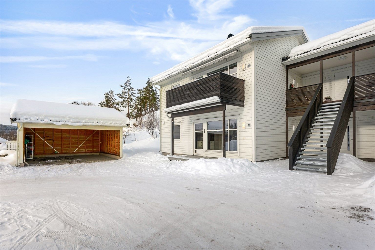 Eiendommen har en sentral beliggenhet i Prestfoss sentrum.