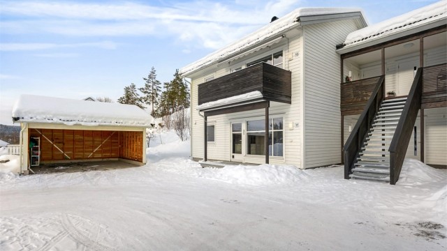 Eiendommen har en sentral beliggenhet i Prestfoss sentrum.