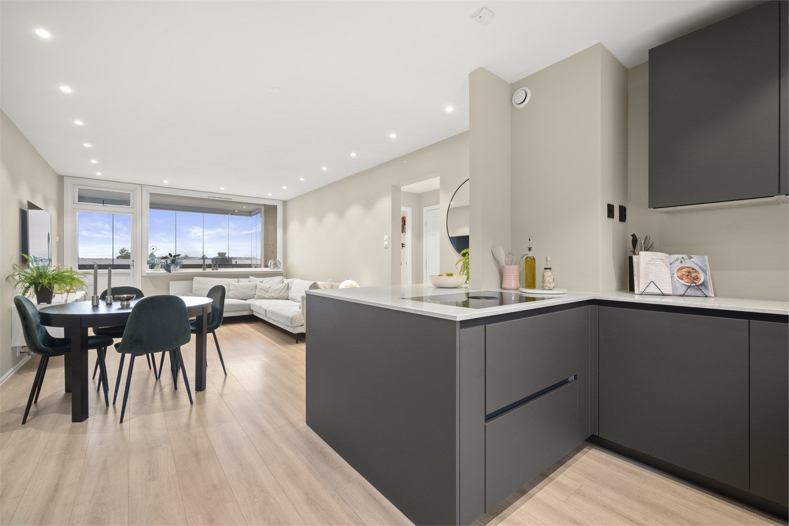 Stuen er gjennomgående og byr på flotte lysforhold. 