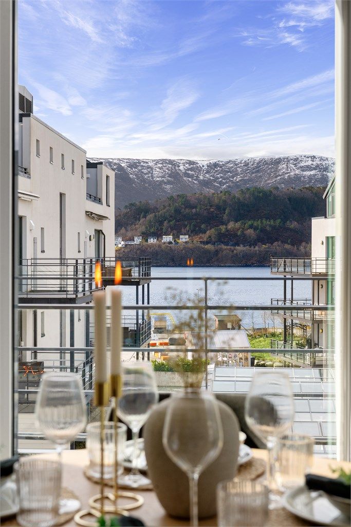 Fra stuen er det utsikt mot Aspevågen og flott opparbeidet fellesområde tilhørende sameiet  