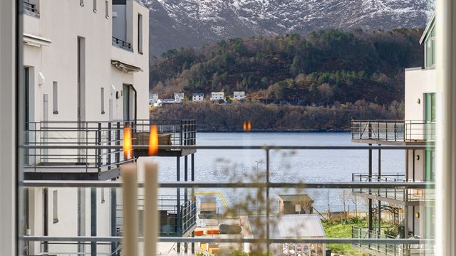 Fra stuen er det utsikt mot Aspevågen og flott opparbeidet fellesområde tilhørende sameiet