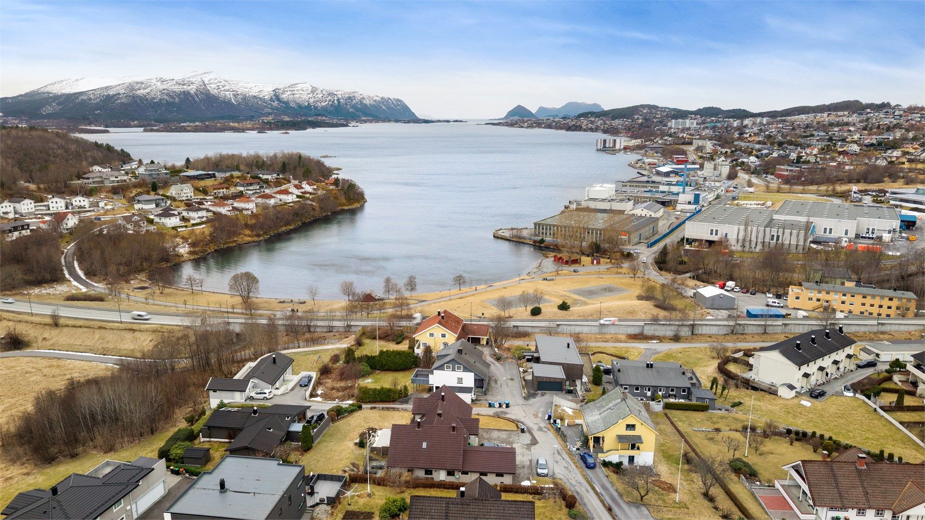 Det er gangavstand til Spjelkavik sentrum og butikksentrene på Moa med alle servicetilbud