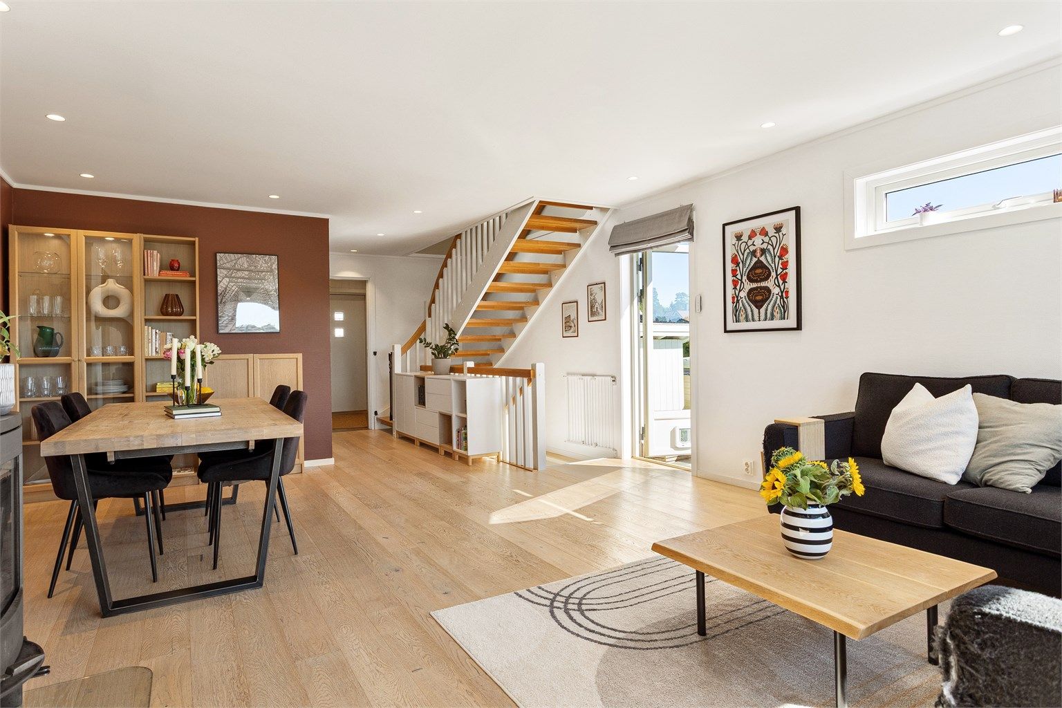 Den åpne planløsningen gir god plass til både spisebord, sofagruppe og hyggelige sammenkomster.