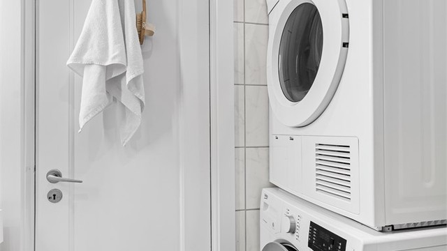 Flislagt bad med gulvvarme og opplegg for vaskemaskin.