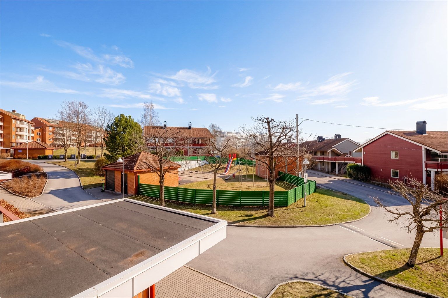 Fint og usjenert utsyn fra balkongen over fellesområder.