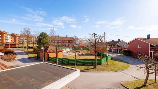 Fint og usjenert utsyn fra balkongen over fellesområder.