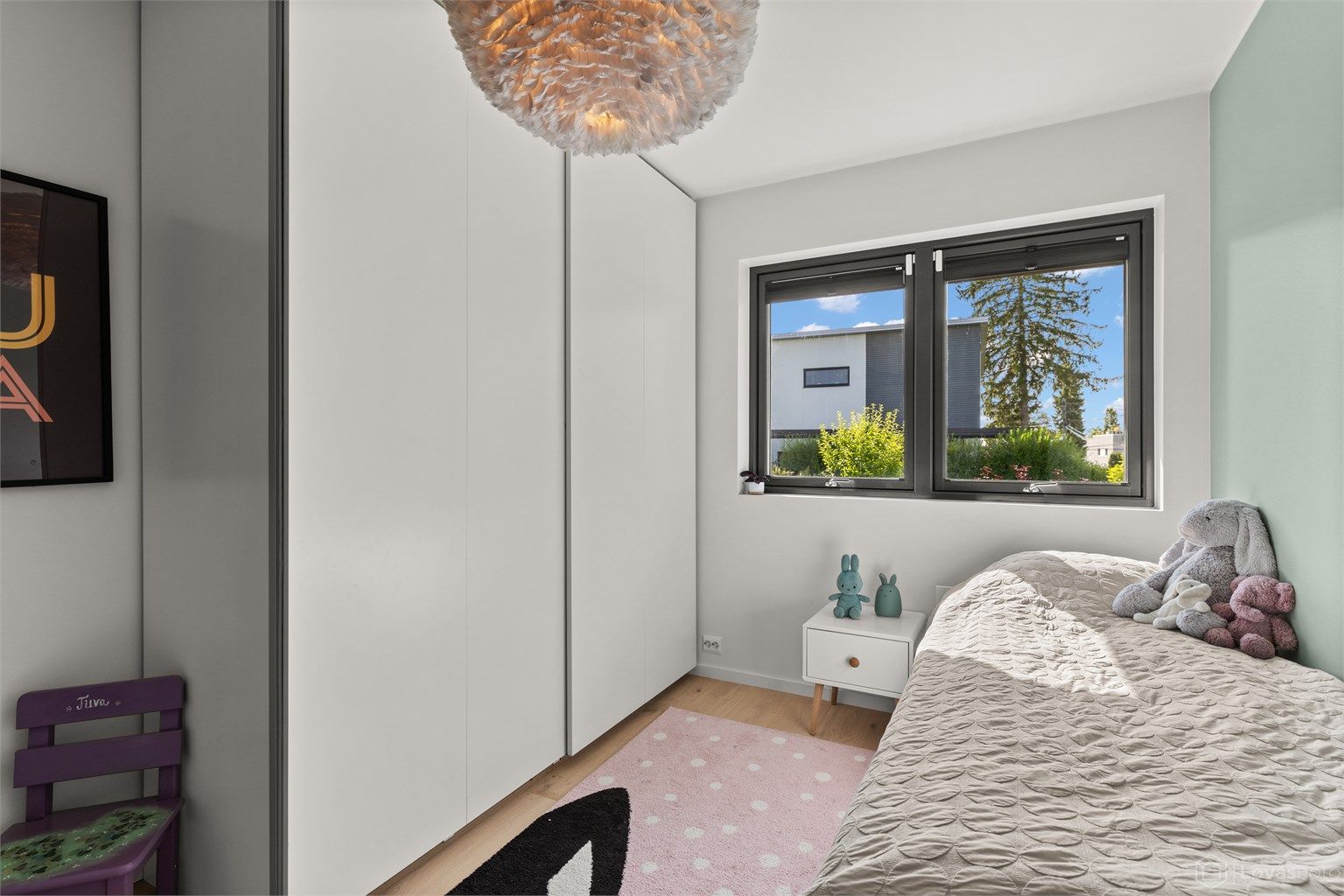 Rommet er utrustet med romslig skyvedørsgarderobe.